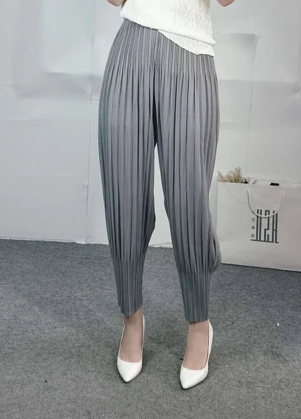 Vanite Couture. Pleated Tapered Pant.